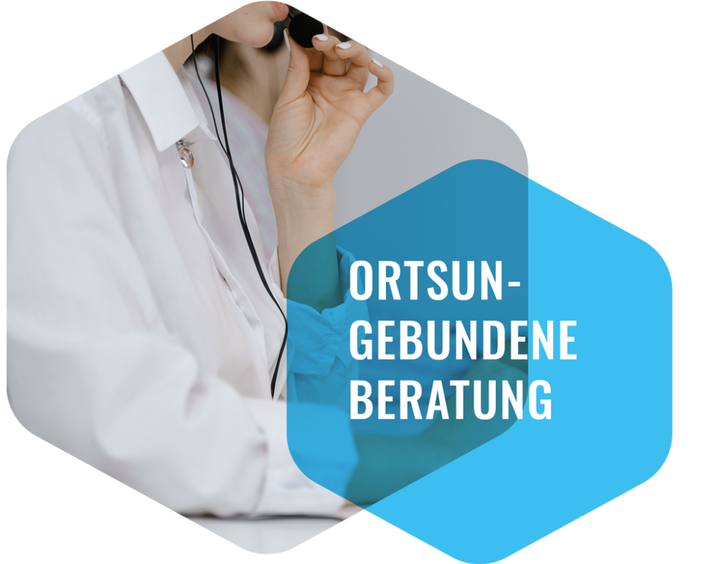 Ortsgebundene Beratung auf einem blauen Sechseck. Dahinter eine Frau die in ein Headset spricht, ebenfalls in einem Sechseck.